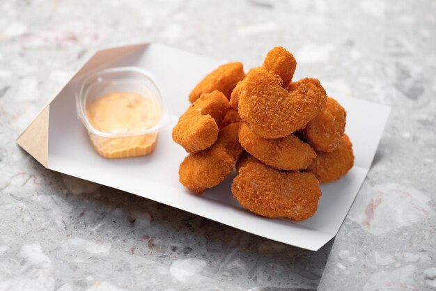 Leckere gebratene Chicken Nuggets Essen zum Mitnehmen