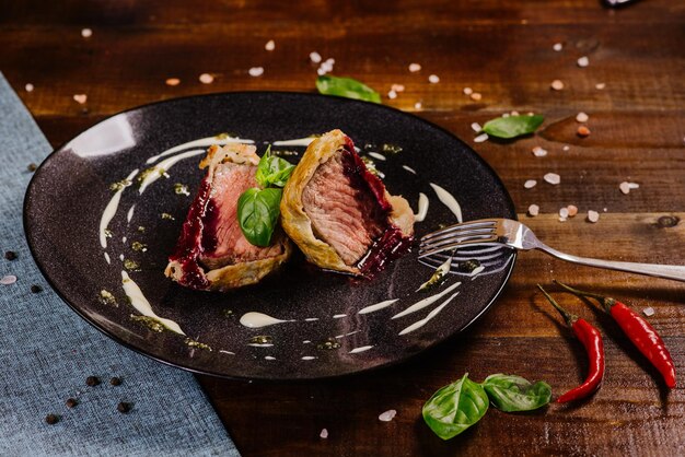 Leckere gegrillte Fleischstücke mit roter Soße