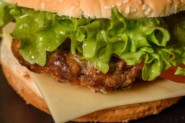 Leckere gegrillte hausgemachte Burger. Leckere gegrillte Burger. Fertigen Sie Rindfleischburger und Pommes-Frites auf Holztisch an