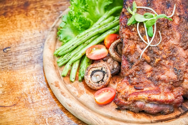 Leckere gegrillte Rippchen mit Gemüse