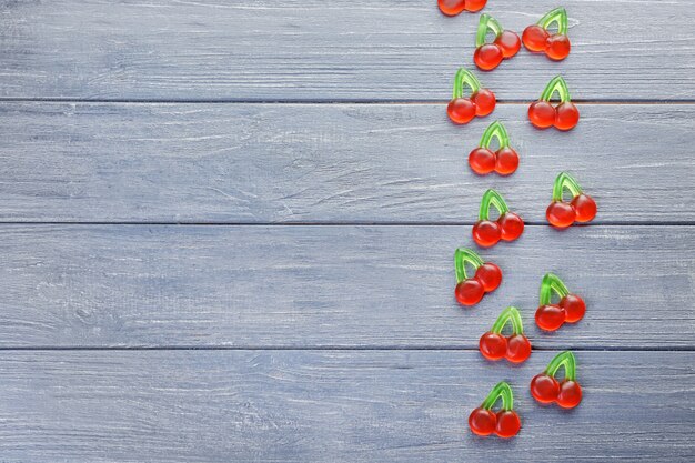 Foto leckere geleebonbons auf hölzernem hintergrund