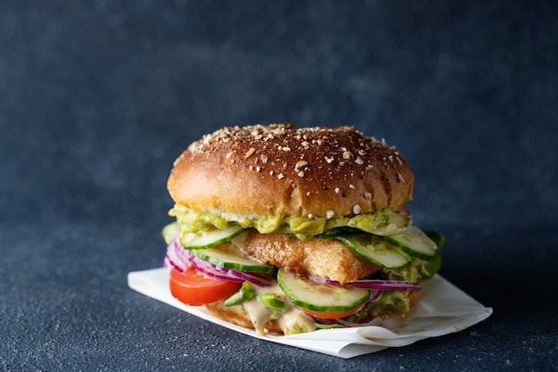 Leckere gesunde Burger mit Hühnerbrust