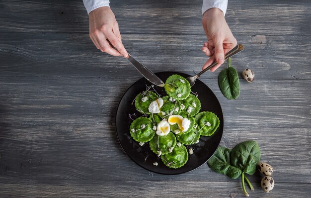 Leckere grüne Ravioli