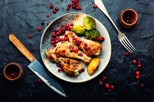 Leckere Hähnchenschenkel gebraten mit Brokkoli und Preiselbeeren, Hähnchenschenkel