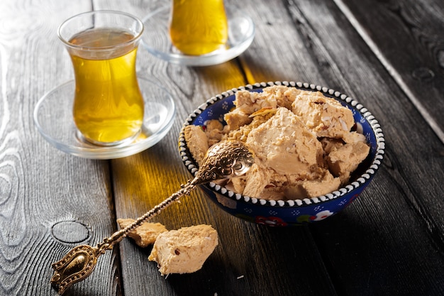 Leckere Halva mit Tee auf dem Tisch