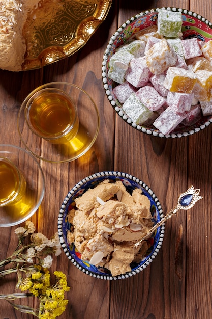 Leckere Halva mit Tee auf dem Tisch