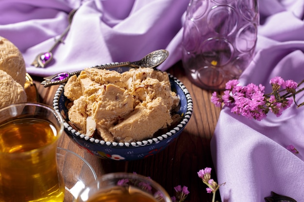 Leckere Halva mit Tee auf dem Tisch