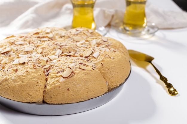 Leckere Halva mit Tee auf dem Tisch