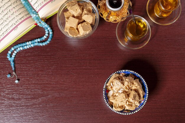 Leckere Halva mit Tee auf dem Tisch