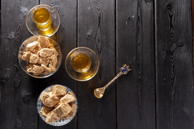 Leckere Halva mit Tee auf dem Tisch