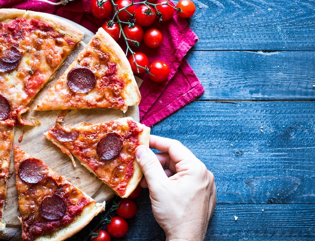 Leckere handgemachte Tomaten und Pepperoni Pizza