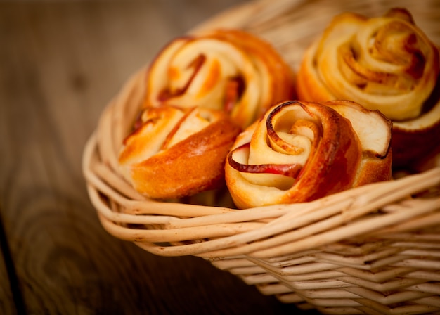 Leckere hausgemachte Apfelkuchen über hölzernen Hintergrund