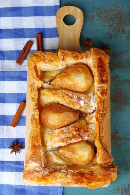 Leckere hausgemachte Birnenkuchen auf Holztisch