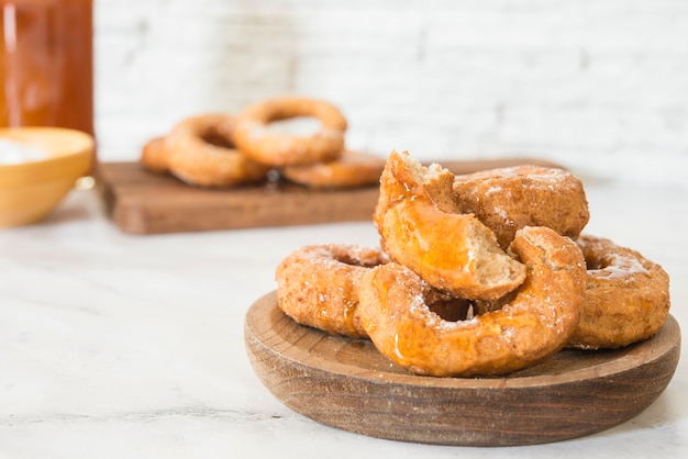 Leckere hausgemachte Donuts mit Honig