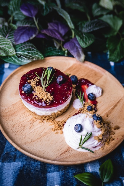 Leckere hausgemachte Käsekuchen mit Beerensauce.