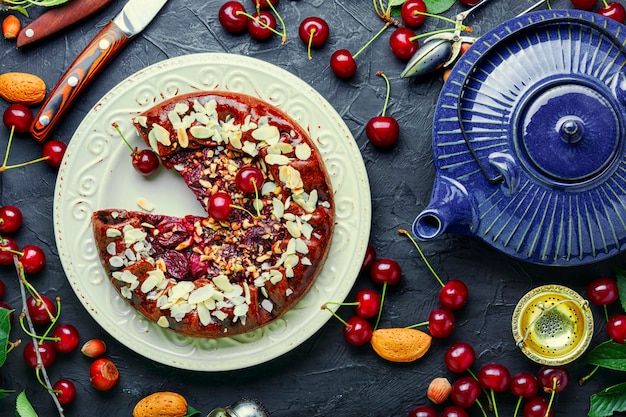 Leckere hausgemachte Kirschtorte auf dem Tisch.Cherry Galette.Cherry Schokoladenkuchen.