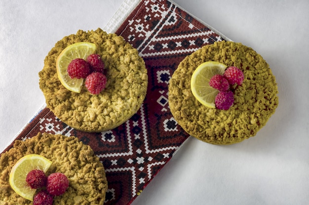 Leckere hausgemachte Krümel-Shortbread-Cokies mit Himbeeren