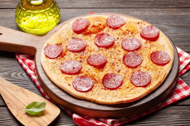 Leckere hausgemachte Pizza mit Peperoni