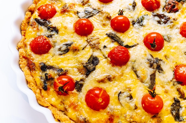 Leckere hausgemachte Quiche Lorraine mit Hühnchen, Tomate, Pilzen und Käse