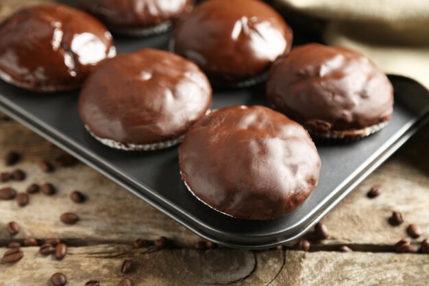 Leckere hausgemachte Schokoladenmuffins auf Holztisch