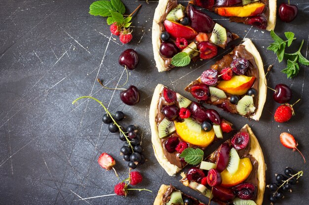 Leckere hausgemachte Sommerfrucht-Beeren-Pizza