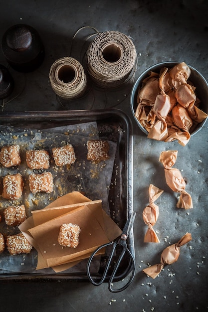 Leckere hausgemachte Süßigkeiten mit Sesam und Zucker