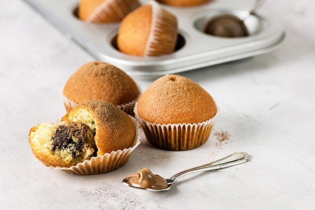 Leckere hausgemachte Vanille-Muffins Hausgemachte Bäckerei auf hellgrauem Hintergrund horizontal