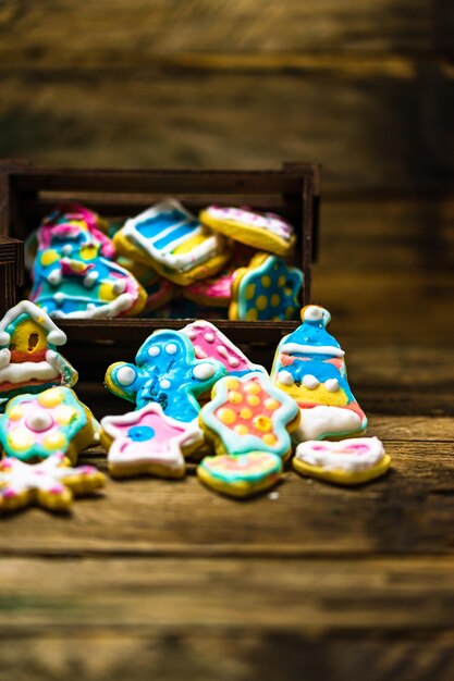 Leckere hausgemachte Weihnachtsplätzchen auf Holztisch