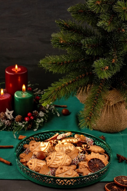 Leckere hausgemachte Weihnachtsplätzchen in der grünen Platte.