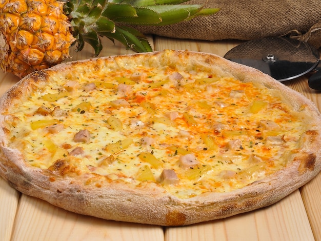 Leckere hawaiianische Pizza mit Huhn und Ananas