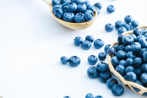 Leckere Heidelbeeren isoliert auf weißem Hintergrund. Heidelbeeren sind ein antioxidatives Bio-Superfood.