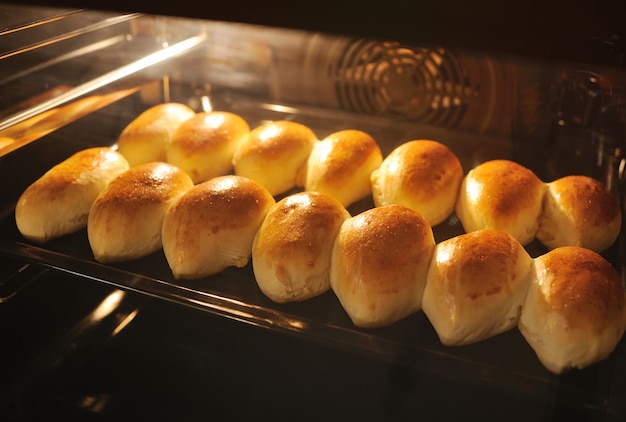 Leckere heiße Hefekuchen mit goldener Kruste in einem heißen Ofen. Hausgemachter Kuchen.