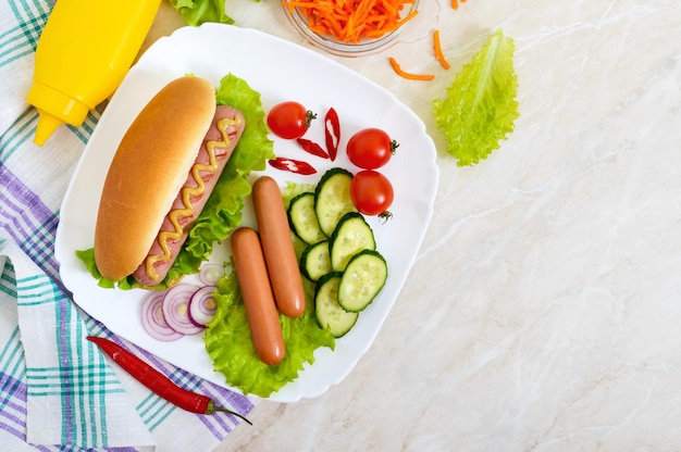 Leckere Hot Dogs mit Wurstgrill, Ketchup, Senf, Salat, Tomaten auf einem weißen Teller. Die Draufsicht. Flach liegen