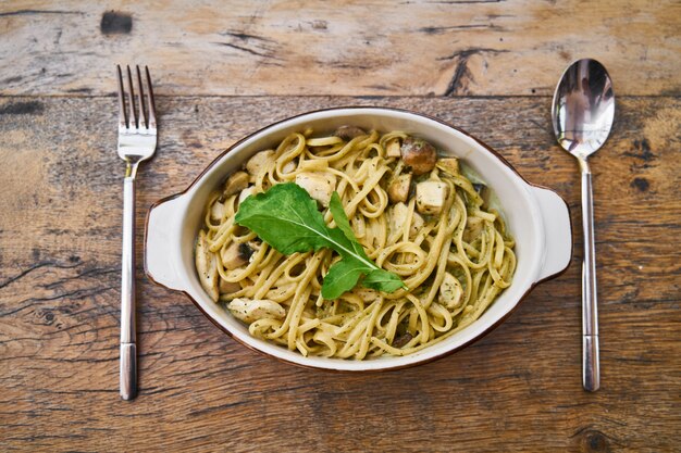 Leckere italienische Pasta auf dem Tisch