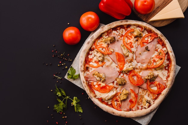 Leckere italienische Pizza auf schwarzem Betonhintergrund