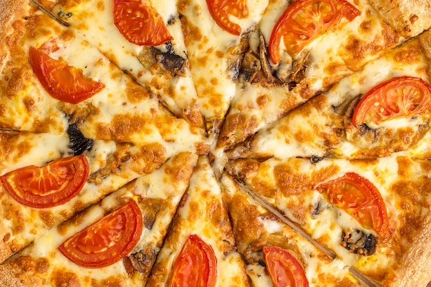 Leckere italienische Pizza aus Tomatenkäse und aromatischen Champignons