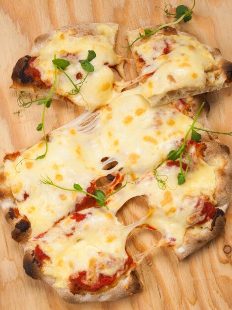 leckere italienische Pizza Margarita mit viel Mozzarella