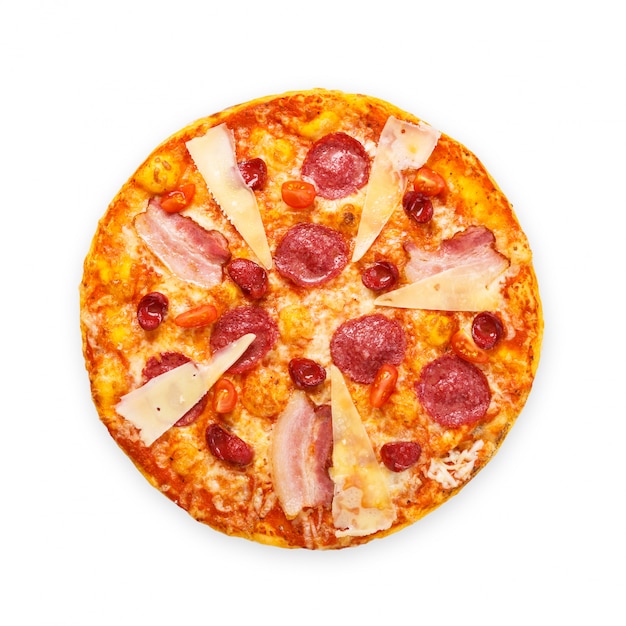 Leckere italienische Pizza mit Salami, Speck und Parmesan