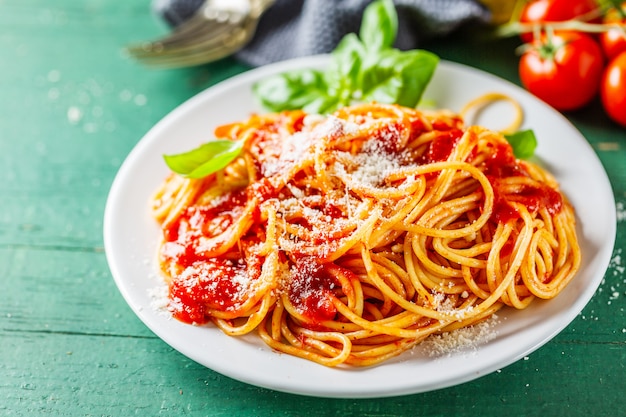 Leckere italienische Pizza mit Tomatensauce und Parmesan