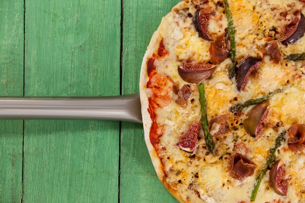 Leckere italienische Pizza serviert auf Pizzaschale