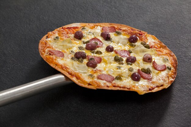 Leckere italienische Pizza serviert auf Pizzaschale