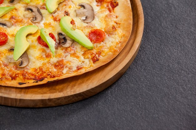 Leckere italienische Pizza serviert auf Pizzatablett