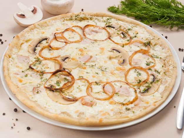 Leckere julienne-pizza mit hähnchenfilet-zwiebel-pilz-sahne und käse