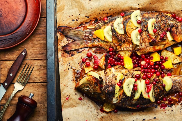 Leckere Karausche gebraten mit Kiwi und Mango