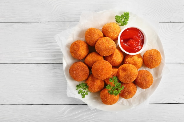 Leckere Kartoffelkroketten mit geriebenem Mozzarella-Käse, gewürzt mit Gewürzen