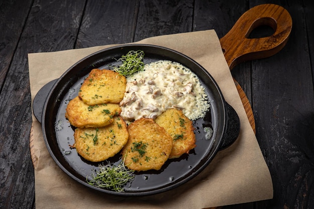 Leckere Kartoffelpuffer auf einem Holztisch