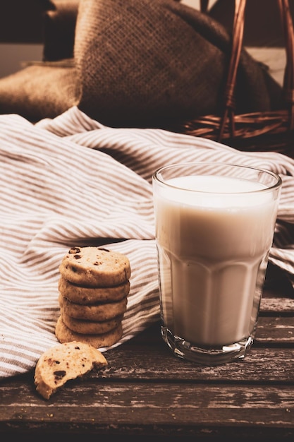 Leckere Kekse in ein Glas Milch eintauchen