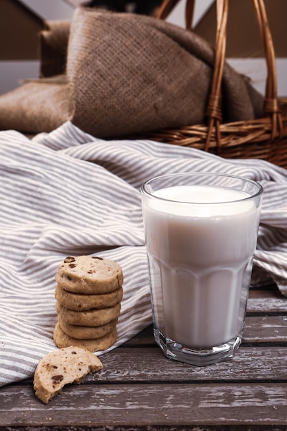 Leckere Kekse in ein Glas Milch eintauchen