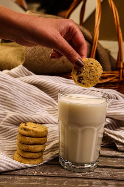 Leckere Kekse in ein Glas Milch eintauchen