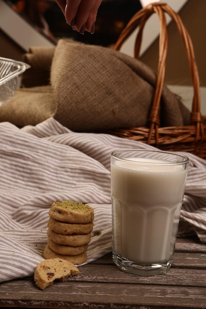 Leckere Kekse in ein Glas Milch eintauchen